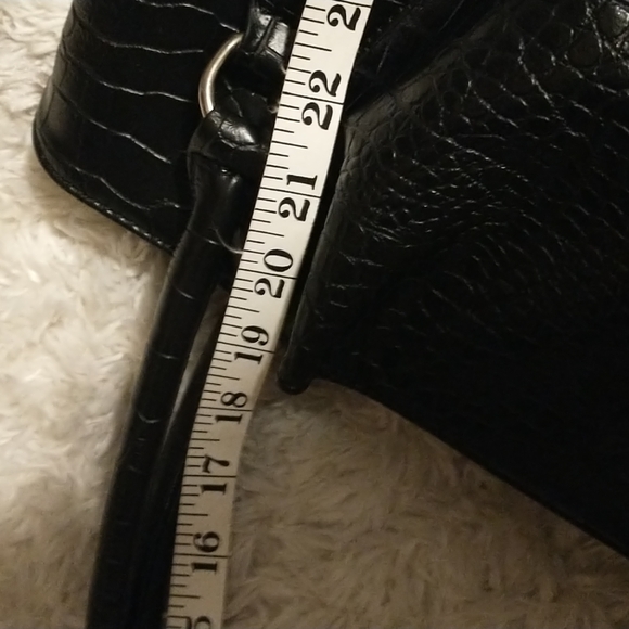 Zingara faux leather pebbled bag with lots of storage - Picture 15 of 16